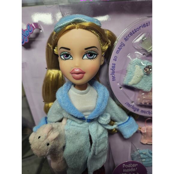 Bratz Slumber Party Cloe Fashion Doll with 2 Sets of Pajamas and Accessories New - Picture 3 of 3